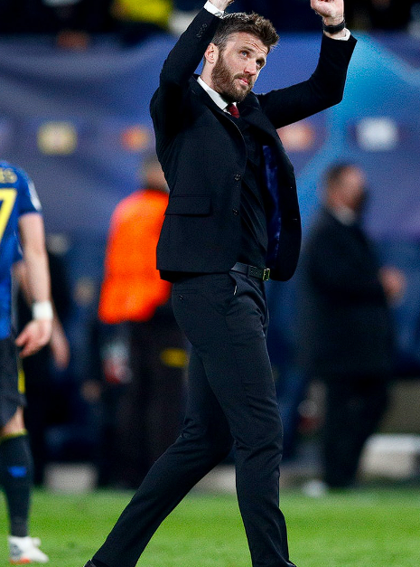 在足球界，对于教练执教能力的评判与比较向来是热门话题。近日，英超名宿乔&middot;科尔公开发表观点，他认为曼联现任主帅卡里克相较于当初刚刚执掌一线队教鞭的瓜迪奥拉和齐达内，具备更为显著的优势。 今年1月，曼联名宿卡里克临危受命，成为曼联新任主帅。在他执教的短短8场比赛中，便取得了6场胜利的优异战绩，凭借如此出色的带队表现，目前曼联在<a href='/news/tag/1059429.html' style='color: blue;'>英超积分榜</a>上稳居第三位，这一成绩无疑为卡里克的执教能力提供了有力的背书。 乔&middot;科尔在阐述自己的观点时，首先以<a href='/news/tag/1116.html' style='color: blue;'>西班牙</a>两大豪门<a href='/news/tag/1039.html' style='color: blue;'>巴塞罗那</a>和<a href='/news/tag/1446.html' style='color: blue;'>皇家马德里</a>为参照。他指出，这两支球队在挑选主帅时，都大胆地从B队提拔人才。瓜迪奥拉在执教<a href='/news/tag/258.html' style='color: blue;'>巴萨</a>一线队之前，以及齐达内执掌<a href='/news/tag/286.html' style='color: blue;'>皇马</a>帅印之前，他们的执教经验相较于当下的卡里克而言更为匮乏。瓜迪奥拉在成为巴萨一线队主帅前，虽在巴萨B队积累了一定的执教经验，但与一线队的复杂局面和更高要求相比，仍有较大差距；齐达内同样如此，在执教皇马之前，他的执教经历也相对单薄。 乔&middot;科尔进一步分析道，瓜迪奥拉、齐达内与卡里克存在一个重要的共同点，那就是他们都曾是各自俱乐部的顶级球员，对俱乐部的文化、战术体系以及人员情况有着极为深入的了解。这种深入了解使得他们在执教过程中能够更好地与球员沟通，更精准地制定战术。然而，在执教经验这一关键维度上，卡里克目前实际上已经比瓜迪奥拉和齐达内刚执教豪门时更具优势。毕竟卡里克在2022年至2025年期间还担任过米德尔斯堡主帅，这段经历让他积累了更多不同层面的执教经验，面对各种复杂情况时也更为从容。 乔&middot;科尔的这一论断，为足球界关于教练执教能力的讨论提供了新的视角，也让我们对卡里克未来的执教之路充满期待。